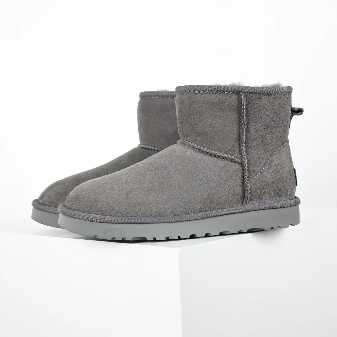 Pick up locally 💰520, core recommendation, good price, UGG Classic Mini mid-tube series, Xiaohongshu hot model, Henan Longfeng leather production, sheepskin and wool integration, top quality in the market, 2-3 cm cashmere insole, keeping warm in winter, suitable for home use. In the new year, uug launched a style series, which is partially biased towards the preferences of young consumers, and has also been at the forefront of fashion trends. Shoe body material, water-repellent coated suede upper 17mm UGGPURE™ implanted wool insole Lightweight non-slip comfortable rubber outsole With brand LOGO Trademark Comes with full packaging Size: 35 36 37 38 39 40
